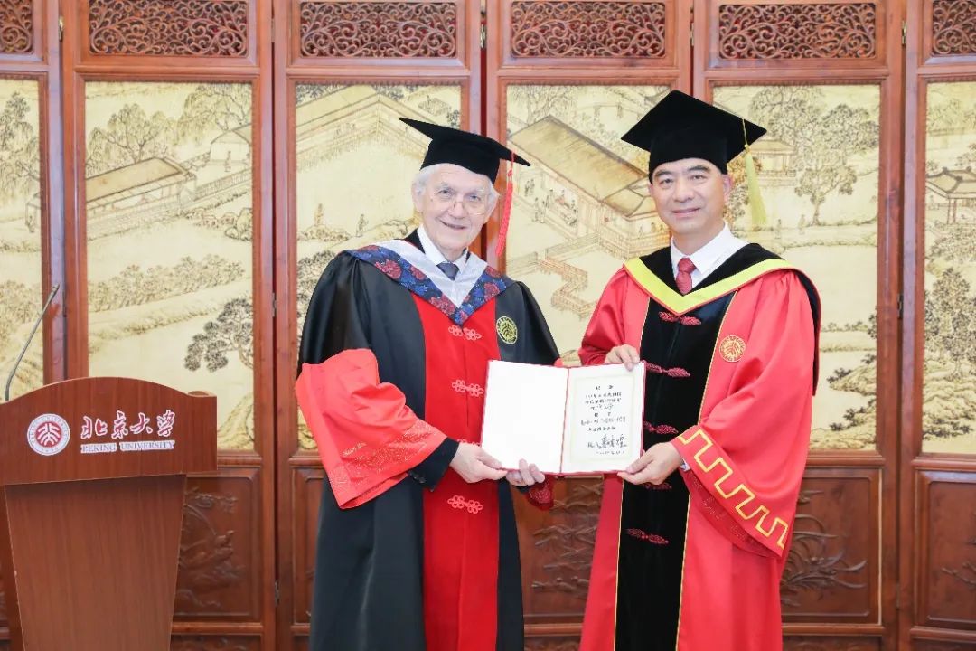诺奖得主被授予北大名誉博士学位