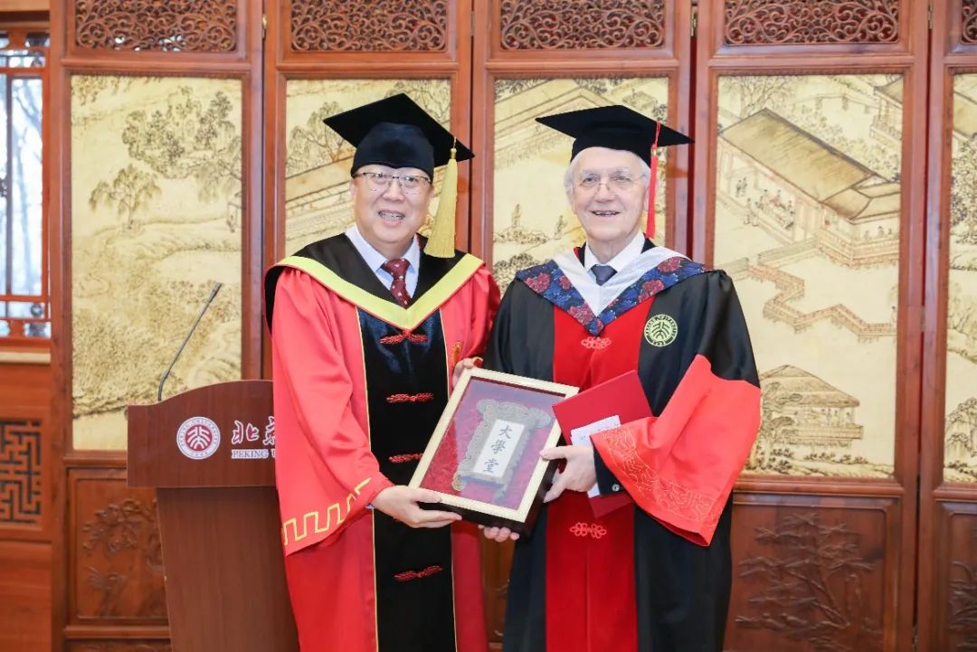 诺奖得主被授予北大名誉博士学位